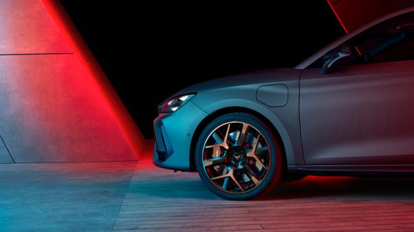 Cupra Leon (2024) front wheels