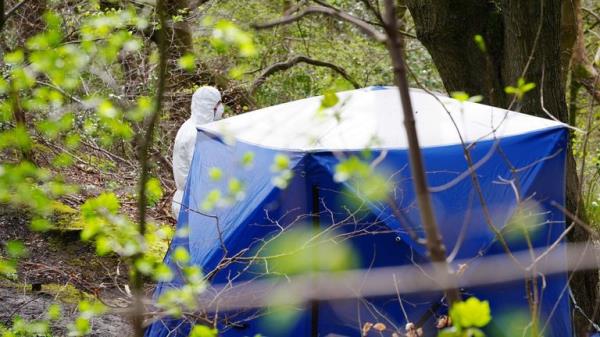 Police and forensic officers at Kersal Dale, near Salford .</p>

<p>　　Pic: PA</p>

<p>　　