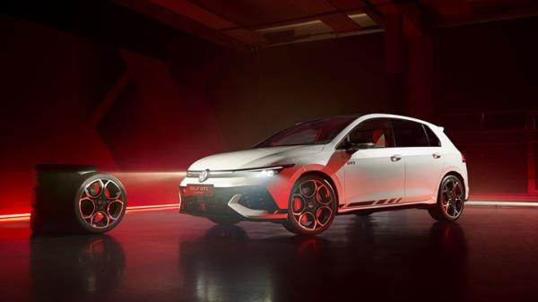 Volkswagen Golf GTI Clubsport facelift: front three quarter static, low angle, studio shoot, white paint