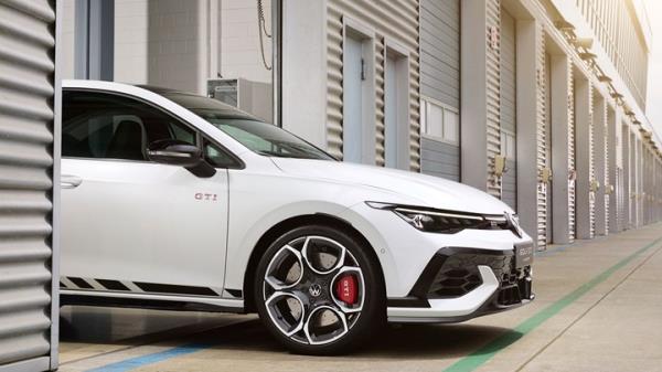 Volkswagen Golf GTI Clubsport facelift: front end detail shot, pit garage, white paint