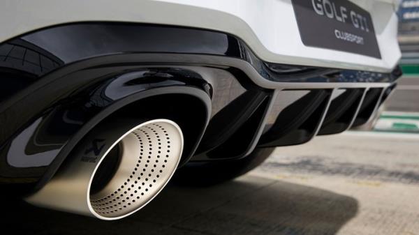 Volkswagen Golf GTI Clubsport facelift: exhaust tip detail, white paint