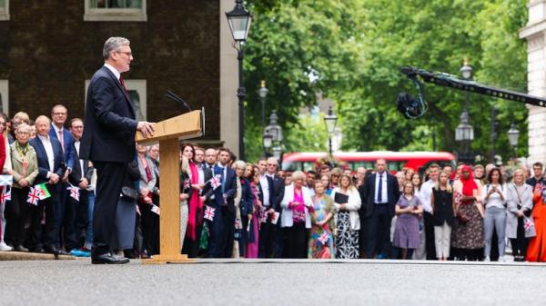 Keir Starmer and Victoria arrive at Downing Street.</p>

<p>　　Pic: No 10 Downing Street</p>

<p>　　