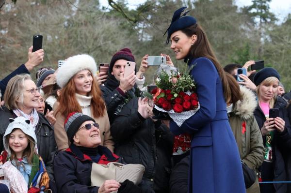 Princess Catherine of Wales in co<em></em>nversation with well-wishers, holding a bouquet of flowers, after the Royal Family's Christmas Day service at St Mary Magdalene Church.
