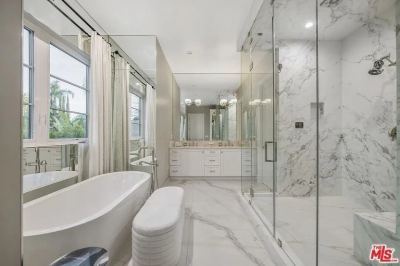 Realtor.com - Winnie Harlow 5