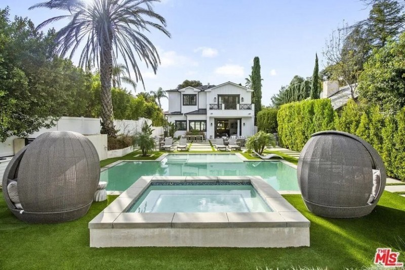 Realtor.com - Winnie Harlow 6