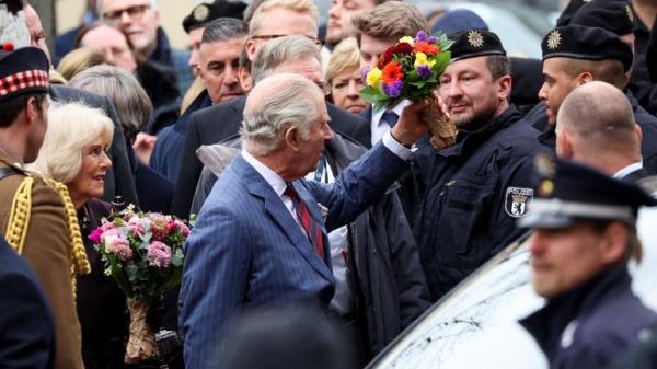 King Charles and and Camilla, the Queen Co<em></em>nsort visit a farmer's market on 'Wittenbergplatz' square, in Berlin, Germany, March 30, 2023. REUTERS/Phil Noble</p>

<p>　　