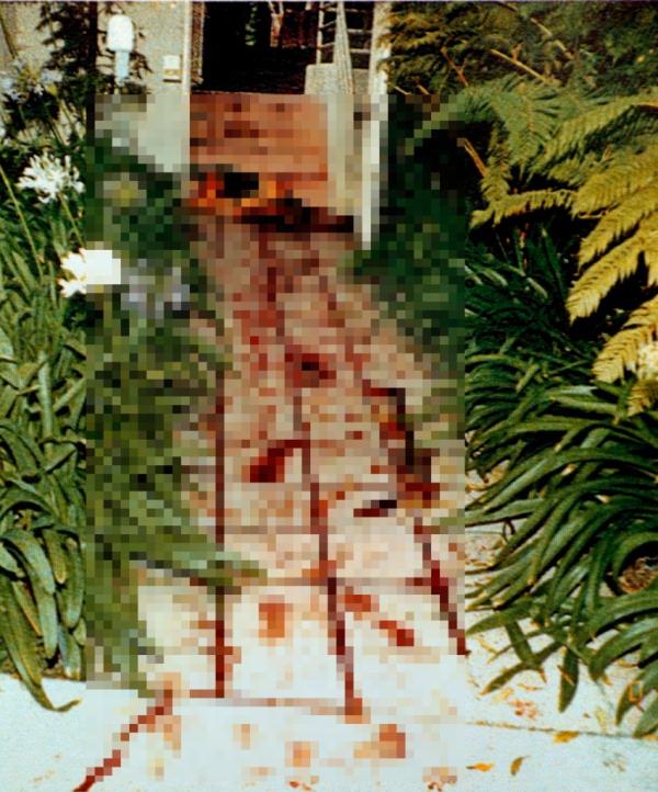 The body of Nicole Brown Simpson was found on the bloodstained walkway of her Bundy Drive condominium, according to LAPD.</p>

<p>　　