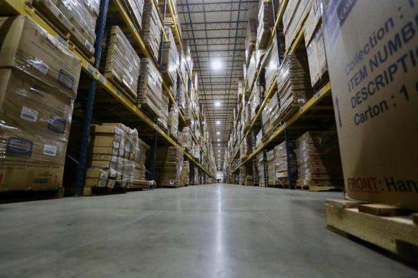 Inside a United Furniture Industries warehouse</p>

<p>　　
