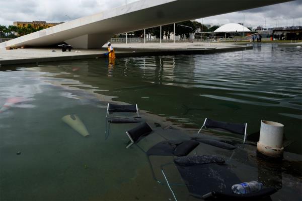 Brazil’s legislative, presidential and judicial buildings were attacked Sunday.</p>

<p>　　