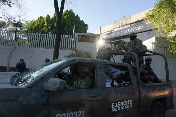 A heavily armed army co<em></em>nvoy departs the prosecutor's building.