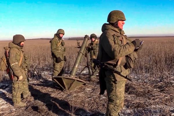 Russian soldiers prepare a mortar 