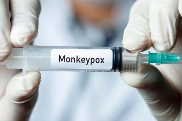 Male doctor holding mo<em></em>nkeypox vaccine.