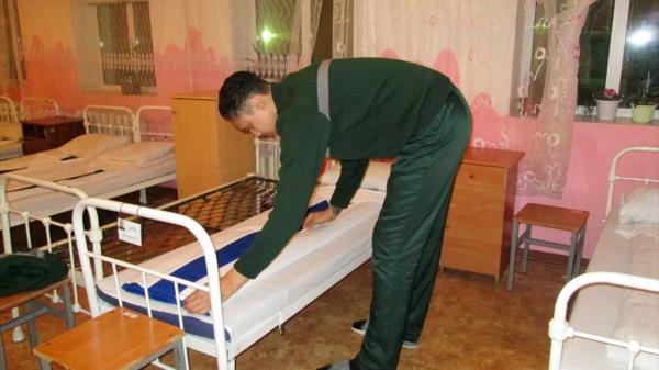 Britney Griner making her bed at the Russian penal co<em></em>lony