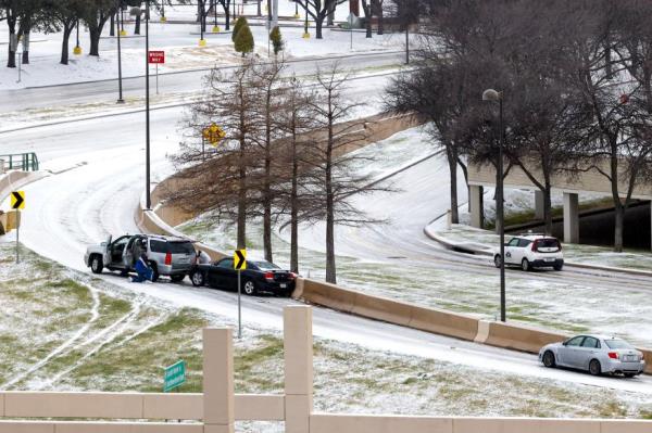 Car stuck on an exit ramp in Dallas on February 1, 2023 during icy co<em></em>nditions caused by the storm.