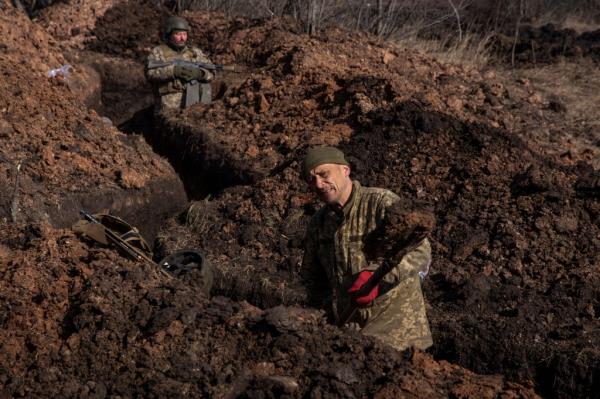 A Ukrainian service member digs a trench outside of the fro<em></em>ntline town of Bakhmut, amid Russia's attack on Ukraine, in Do<em></em>netsk region, Ukraine March 4, 2023.