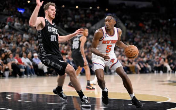 Immanuel Quickley dribbles during the Knicks' loss to the Spurs.