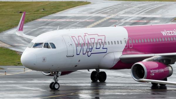 A Wizz Air Airbus A320 from Sofia, Bulgaria taxis to a gate after landing at Luton Airport after Wizz Air resumed flights today on some routes, following the outbreak of the coro<em></em>navirus disease (COVID-19), Luton, Britain, May 1, 2020. REUTERS/Andrew Boyers