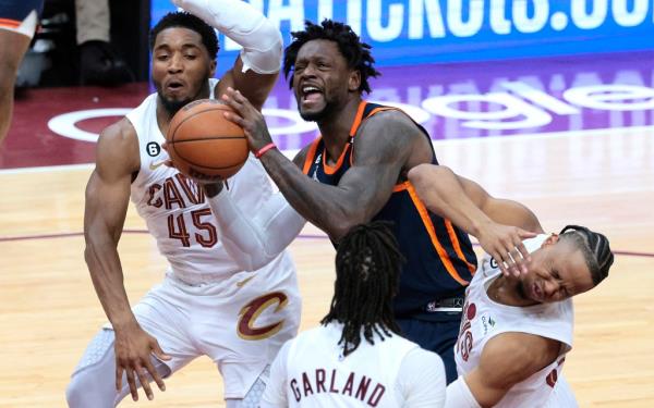 Julius Randle drives to the basket in between Cavaliers defenders during the Knicks' 101-97 Game 1 win.
