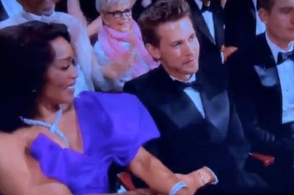 A video of actress Angela Bassett holding Austin Butler's hand at the 2023 Oscars has gone viral.</p>

<p>　　