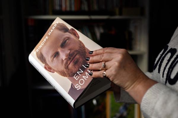 Prince Harry's new book on sale in Spain