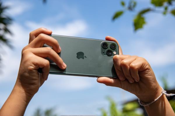 Cell phone pictures can co<em></em>ntain sensitive information in the me<em></em>tadata — like your location.