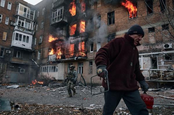 A local resident leaves his home after Russian shelling destroyed an apartment building in Bakhmut, Do<em></em>netsk region, Ukraine.