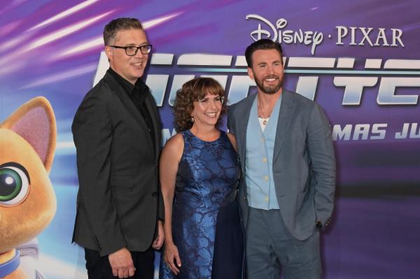 MacLane and Susman with Chris Evans at the 