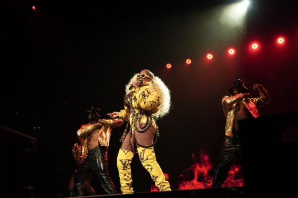 Mary J. Blige performs o<em></em>nstage during the 
