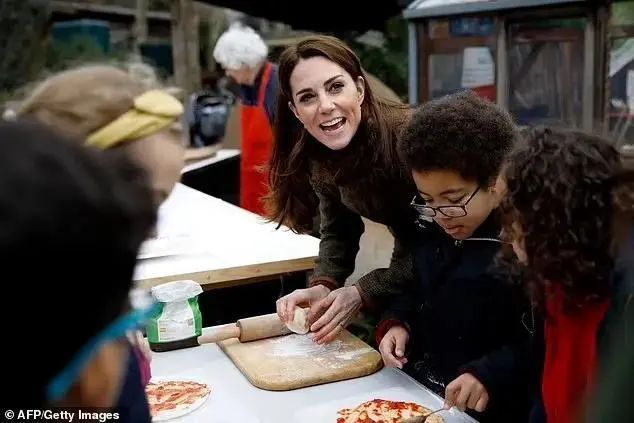 巧克力饼干王子_巧克力饼干做蛋糕_王室成员最喜欢的食物揭晓，从炸鱼薯条到女王最喜欢的巧克力饼干蛋糕