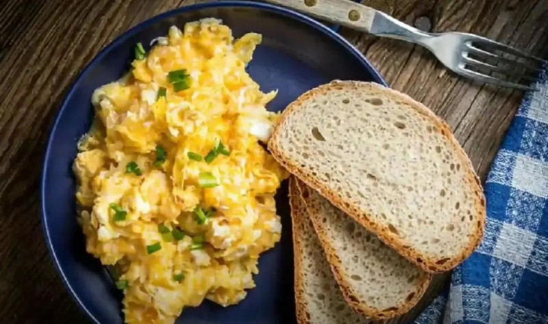 王室成员最喜欢的食物揭晓，从炸鱼薯条到女王最喜欢的巧克力饼干蛋糕_巧克力饼干王子_巧克力饼干做蛋糕