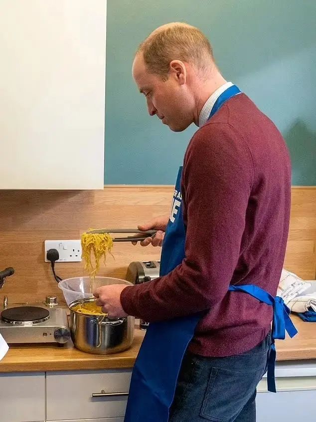 巧克力饼干王子_巧克力饼干做蛋糕_王室成员最喜欢的食物揭晓，从炸鱼薯条到女王最喜欢的巧克力饼干蛋糕