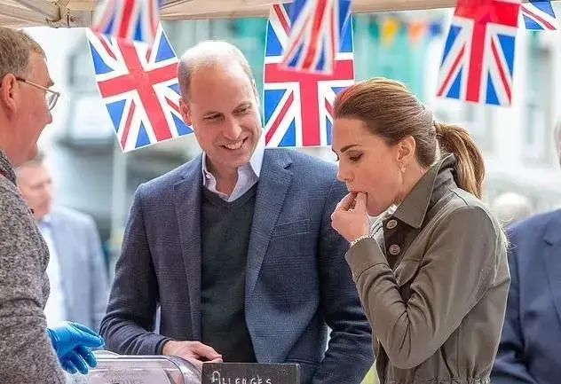 巧克力饼干王子_巧克力饼干做蛋糕_王室成员最喜欢的食物揭晓，从炸鱼薯条到女王最喜欢的巧克力饼干蛋糕