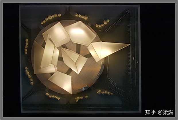 腾龙广角变焦镜头_腾龙2470是一款经典的变焦镜头,因其广泛的应用范围和出色_腾龙镜头变焦环很紧