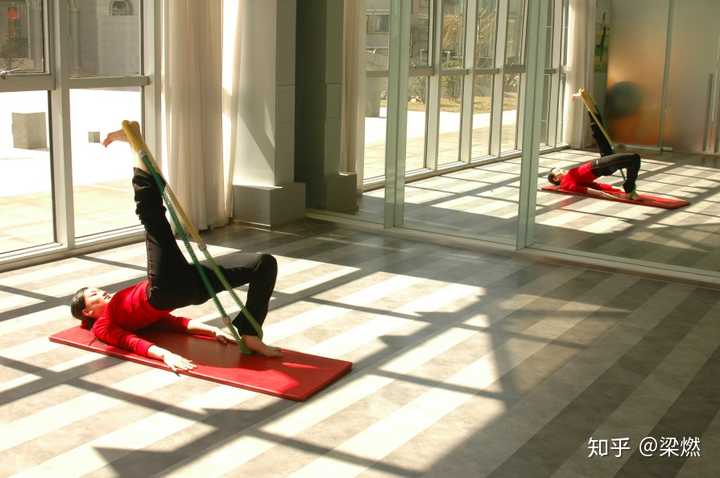 腾龙广角变焦镜头_腾龙2470是一款经典的变焦镜头,因其广泛的应用范围和出色_腾龙镜头变焦环很紧