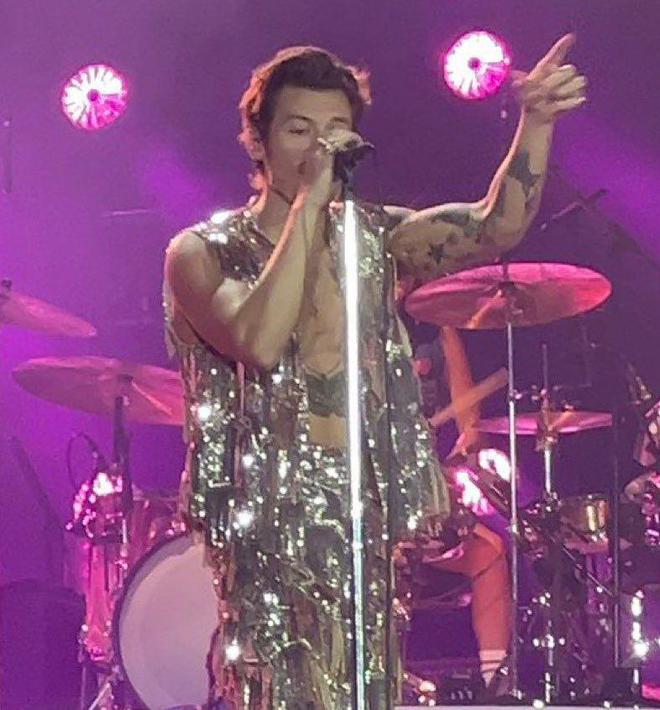 马来西亚乐团_马来西亚情侣歌手_1975年的马蒂·希利亲吻男乐队成员，马来西亚取消Good Vibes音乐节