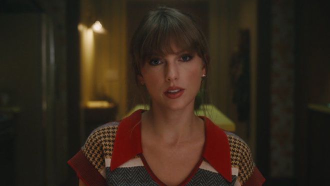 马来西亚情侣歌手_马来西亚乐团_1975年的马蒂·希利亲吻男乐队成员，马来西亚取消Good Vibes音乐节