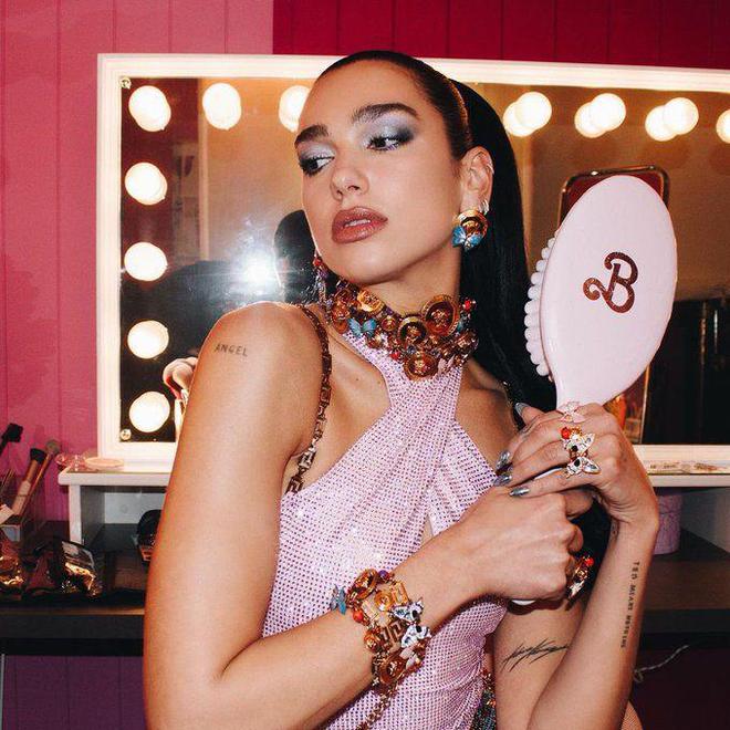 马来西亚乐团_1975年的马蒂·希利亲吻男乐队成员，马来西亚取消Good Vibes音乐节_马来西亚情侣歌手