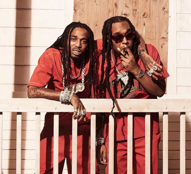 马来西亚乐团_马来西亚情侣歌手_1975年的马蒂·希利亲吻男乐队成员，马来西亚取消Good Vibes音乐节