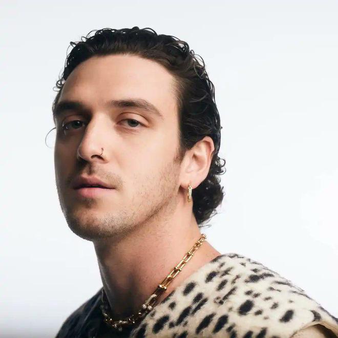 1975年的马蒂·希利亲吻男乐队成员，马来西亚取消Good Vibes音乐节_马来西亚情侣歌手_马来西亚乐团