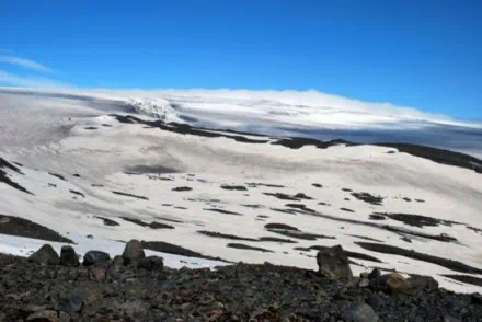 冰岛警告游客远离喷出熔岩和有毒气体的火山_火山喷出的气体_火山喷发毒气