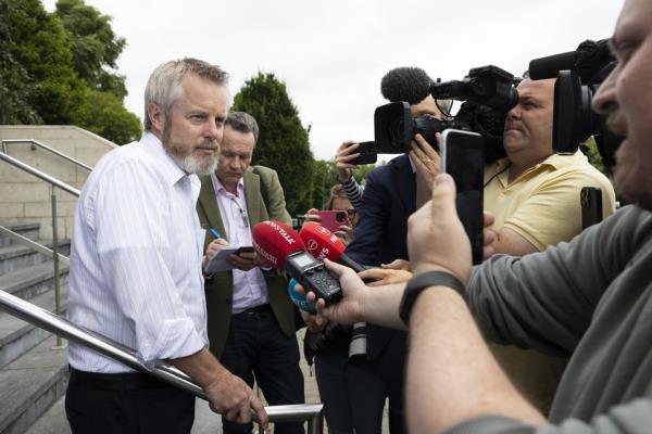 Ialpa president Captain Mark Tighe speaks to the media yesterday outside the Maldron Hotel, Dublin Airport. Photo: Collins