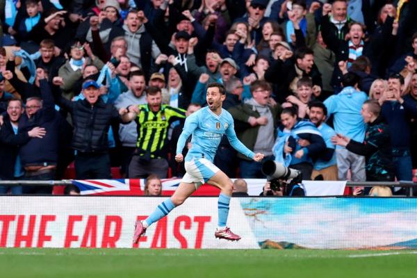 LONDON, ENGLAND - APRIL 20: Bernardo Silva of Manchester City celebrates scoring his team's first goal during the Emirates FA Cup Semi Final match between Manchester City and Chelsea at Wembley Stadium on April 20, 2024 in London, England. (Photo by Julian Finney/Getty Images)