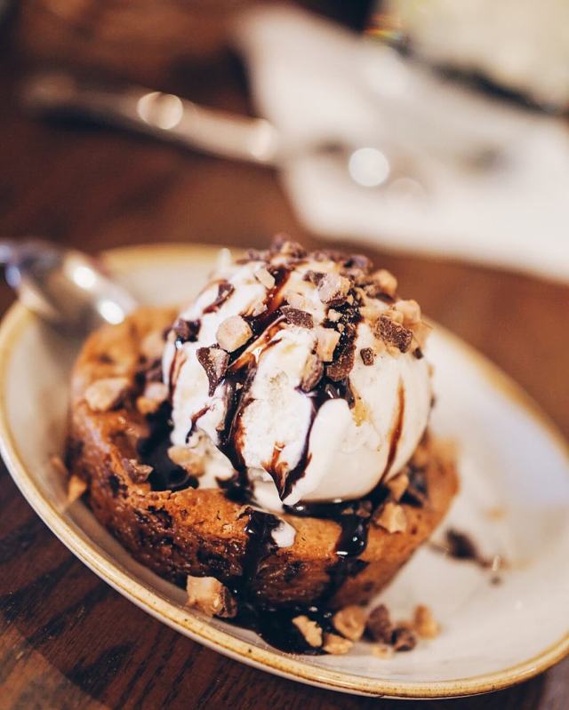 王室成员最喜欢的食物揭晓，从炸鱼薯条到女王最喜欢的巧克力饼干蛋糕_巧克力饼干蛋糕图片_巧克力饼干做蛋糕