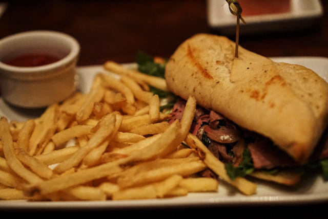 巧克力饼干做蛋糕_巧克力饼干蛋糕图片_王室成员最喜欢的食物揭晓，从炸鱼薯条到女王最喜欢的巧克力饼干蛋糕