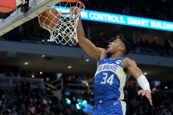Giannis Antetokounmpo, who scored 35 points, slams home a dunk during the Knicks' loss to the Bucks.